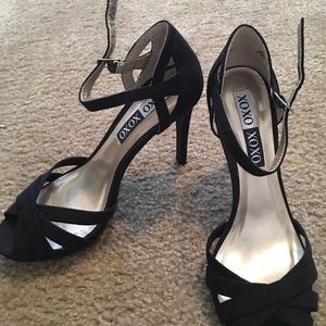 Brand new size 7 black pair strap heels
